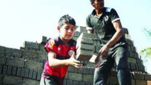 La pandemia cierra escuelas y obliga a los niños a trabajar