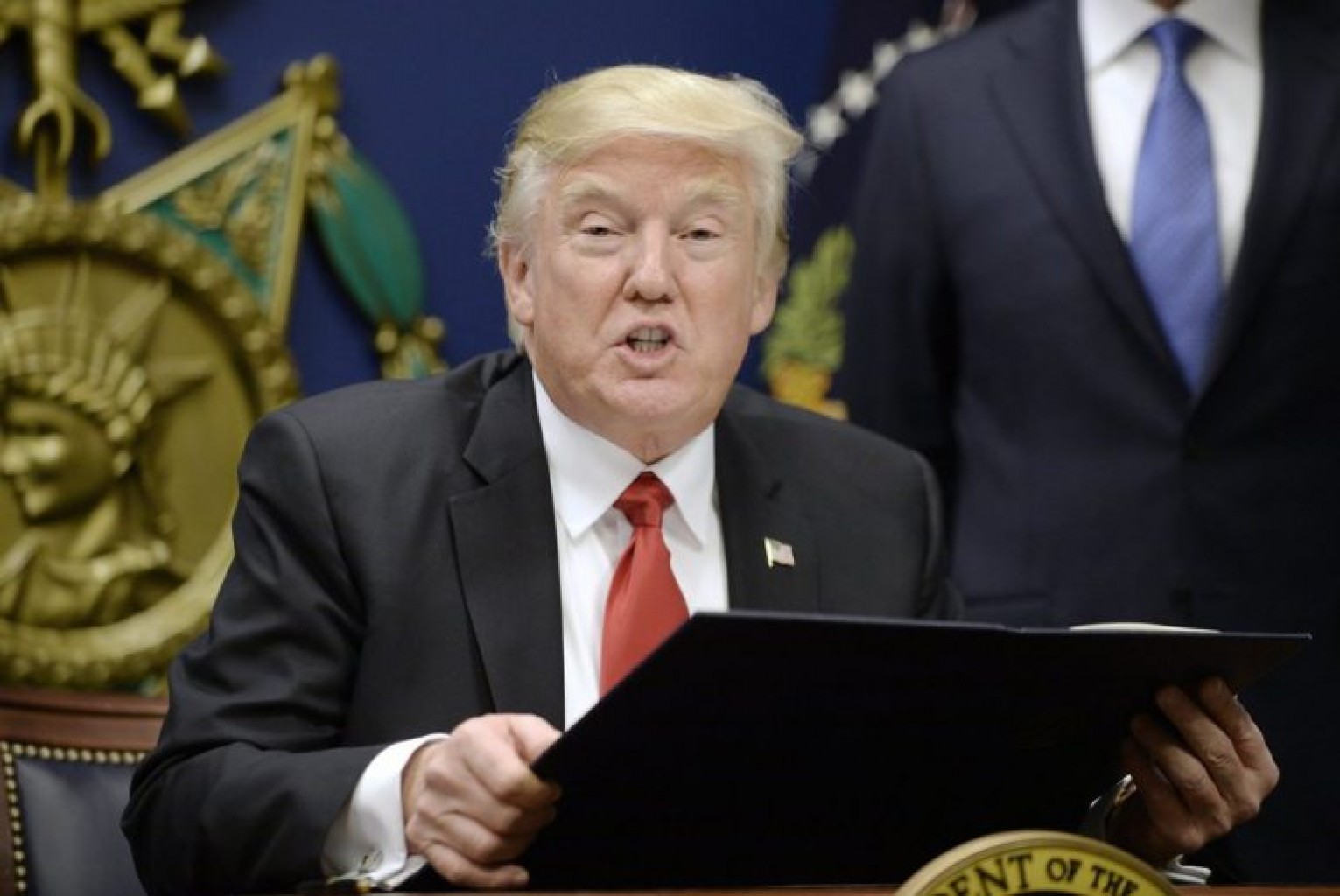 Trump firma el nuevo plan de estímulo