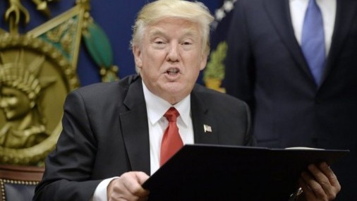 Trump firma el nuevo plan de estímulo