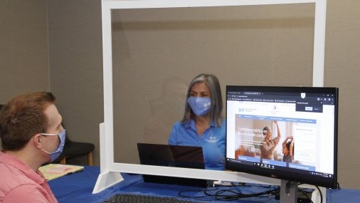 Blue Cross and Blue Shield of Oklahoma ofrece Asistencia para solicitar Cobertura durante COVID 19