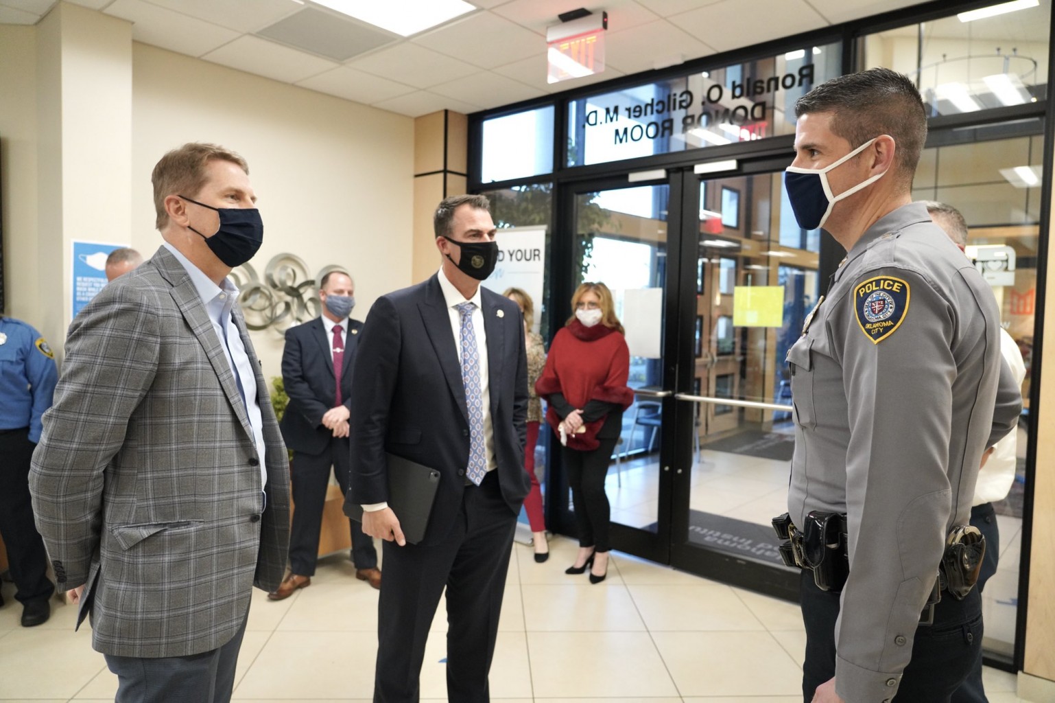 KevinStitt y el CEO de INTEGRIS Health Timothy Pehrson Se unieron para instar la donación de plasma 