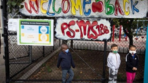 Nueva York da marcha atrás y reabrirá escuelas primarias pese al coronavirus