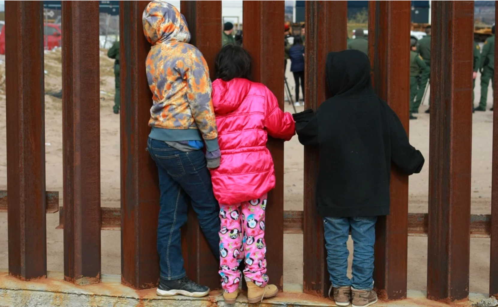 Juez ordena detener expulsión de niños que cruzan frontera