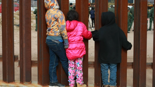 Juez ordena detener expulsión de niños que cruzan frontera