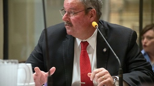 Senador Casey Murdock dice que los mandatos restrictivos de COVID-19 no siempre funcionan