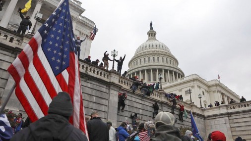 Alborotadores que entraron al Capitolio de EEUU ahora enfrentan reacción negativa en el trabajo