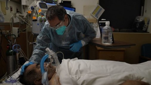 Capellanes de hospital traen consuelo a los solitarios moribundos