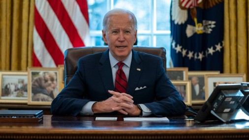 Biden enfrenta preguntas sobre el compromiso con el aumento del salario mínimo