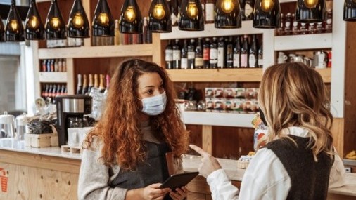 La Mayoría de las Pequeñas Empresas no requieren que los Empleados se hagan la Prueba o se Vacunen