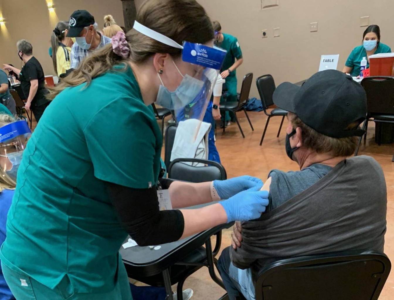 Alcalde Holt anima a los residentes de Oklahoma City a vacunarse