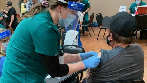 Alcalde Holt anima a los residentes de Oklahoma City a vacunarse