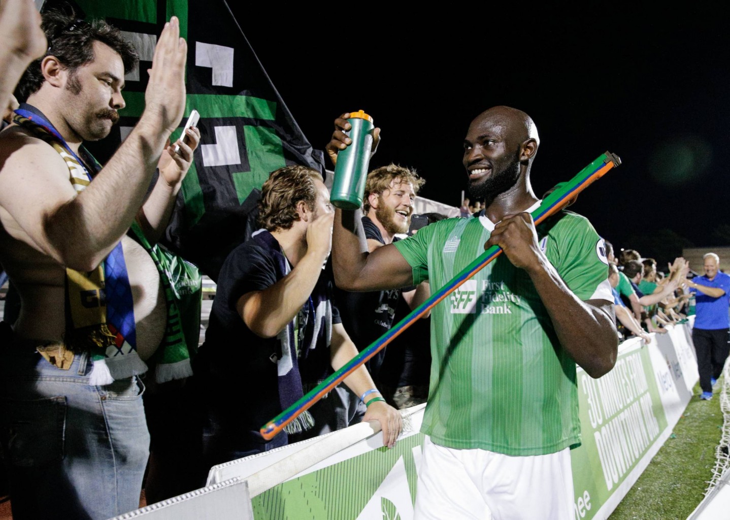 Campeonato de la USL comienza con el primero de cuatro Derbis de Oro Negro.