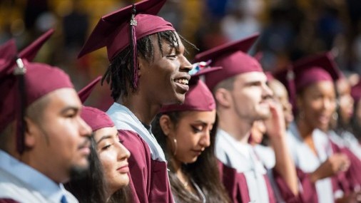 Escuelas Públicas de Tulsa celebran graduarse temprano
