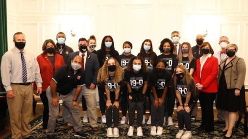 Reconocen al campeón estatal Norman High Lady Tigers 