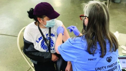 Algunos no están dispuestos a renunciar las máscaras a pesar de la nueva guía del CDC