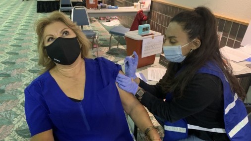 Estados Unidos alcanza hitos alentadores en muertes por virus y vacunas