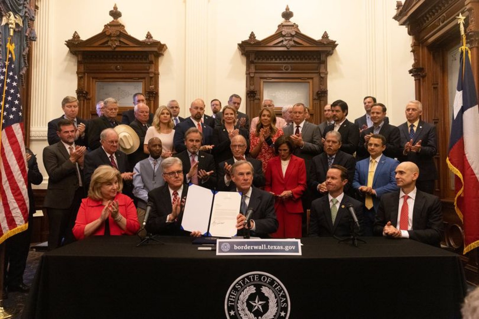 Texas pide colaboración para enfrentar crisis fronteriza 