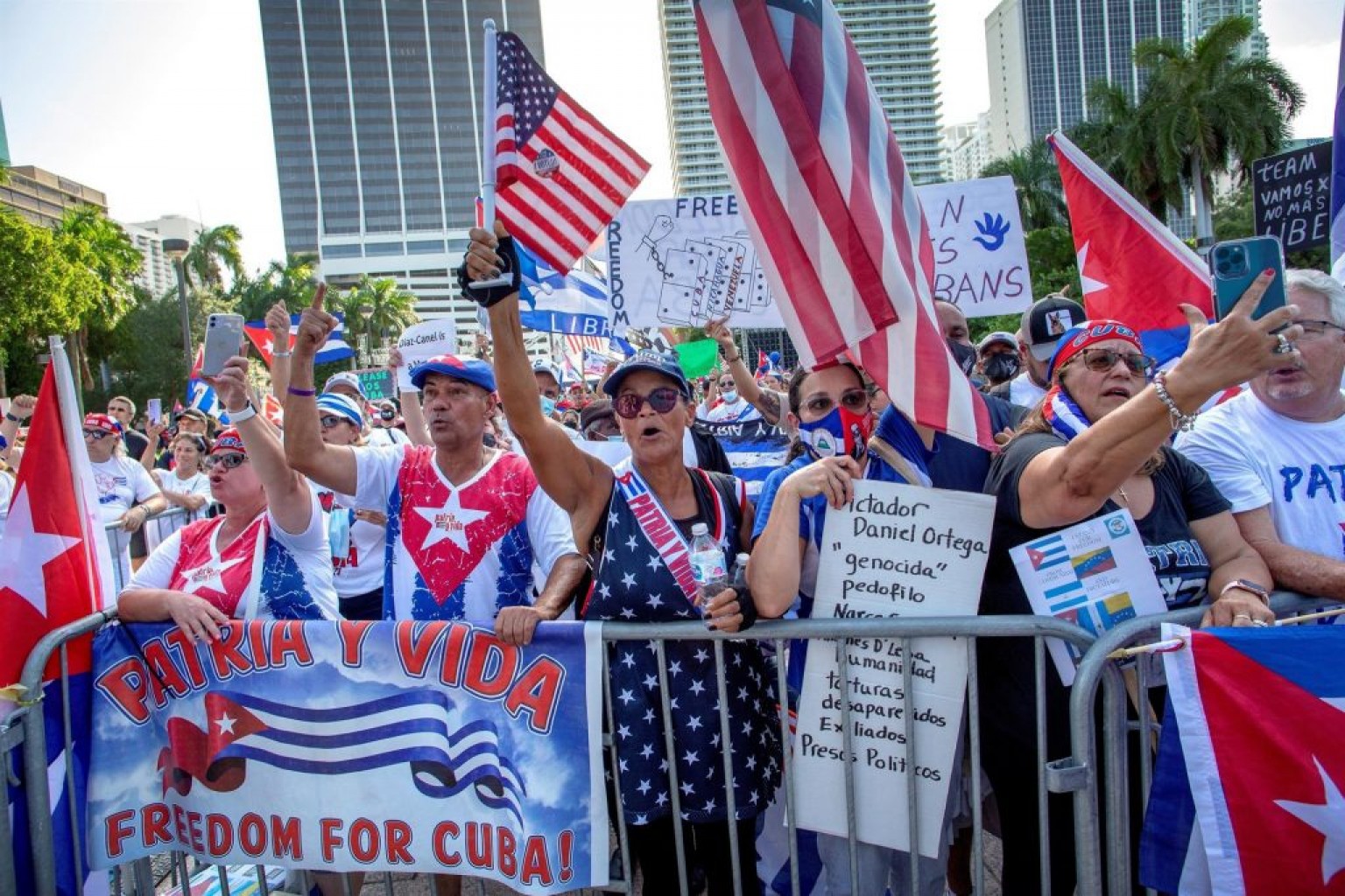 Libertad para Cuba, Nicaragua y Venezuela gritan miles de personas en Miami