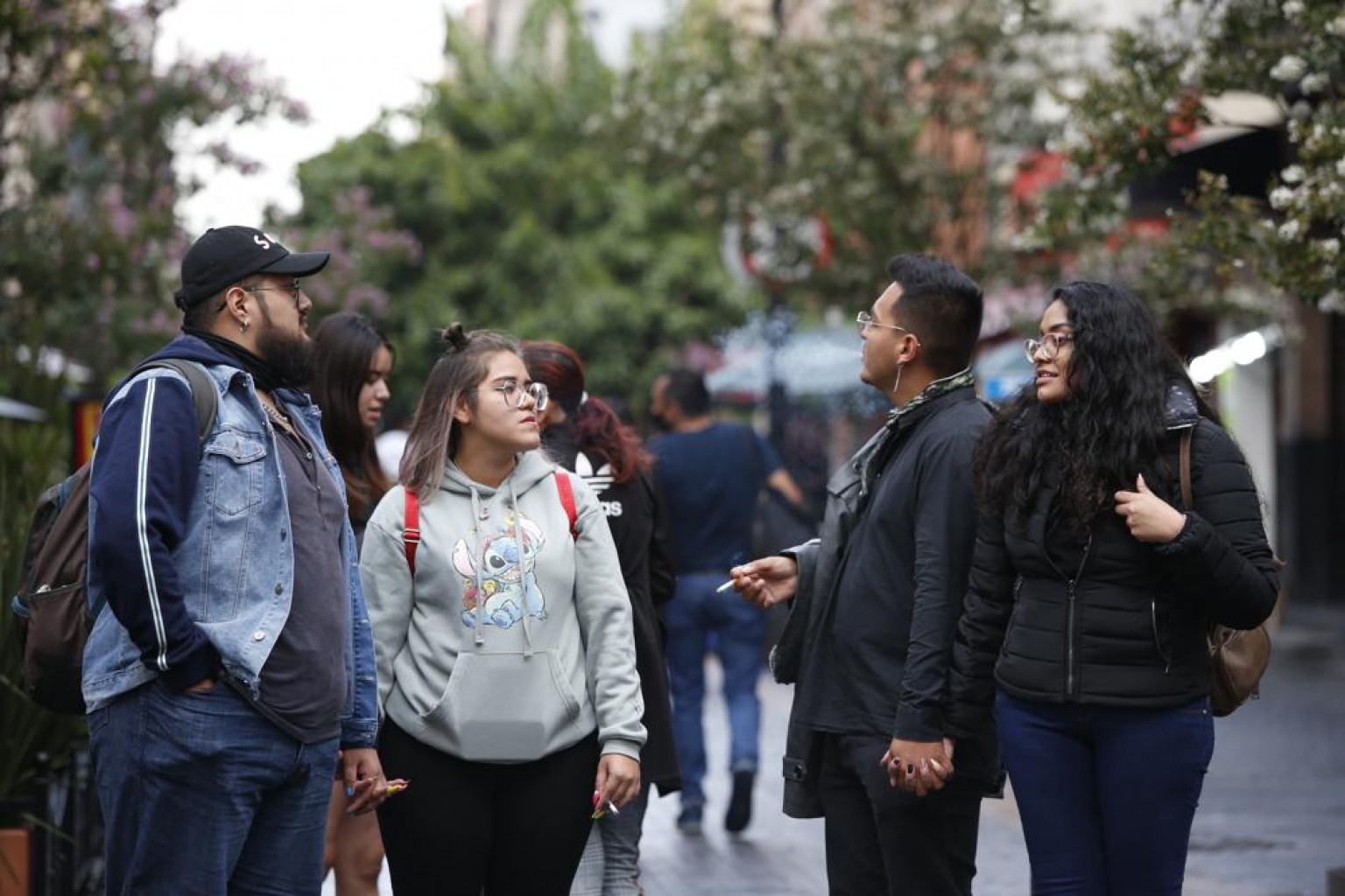 Jóvenes mexicanos vuelven a fiestas, aunque algunos se vacunan