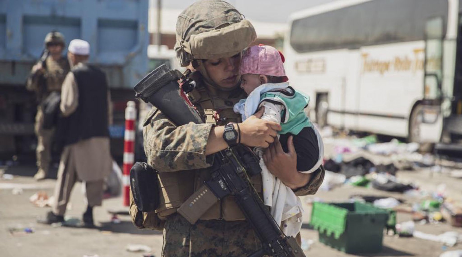 Fuerzas del orden dan la bienvenida a Refugiados Afganos 