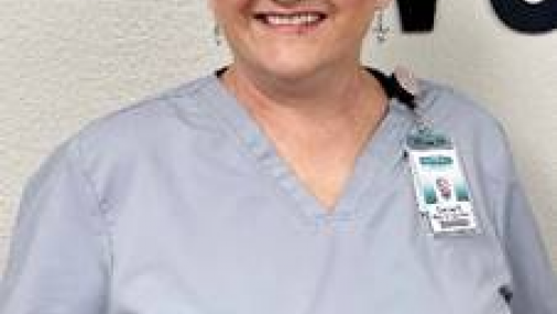 Mujer Enid fomenta la concientización sobre los senos después de enfrentar el cáncer