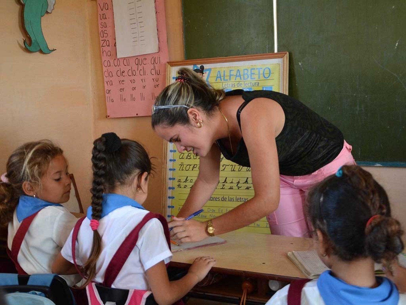 Conley estudia la retención de maestros y los sistemas de apoyo para mejorar los resultados de los estudiantes