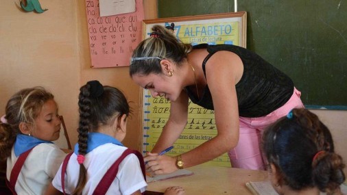 Conley estudia la retención de maestros y los sistemas de apoyo para mejorar los resultados de los estudiantes