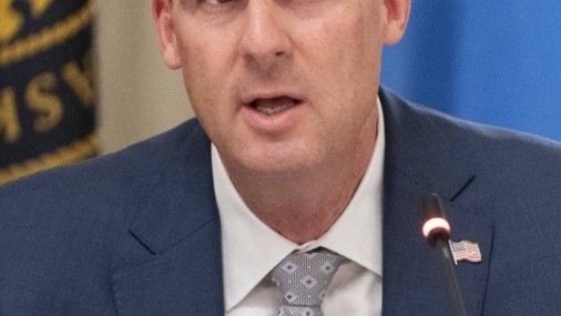 Encuesta: El gobernador Stitt tiene una ventaja temprana en la campaña para gobernador