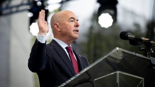 Agentes de inmigración ponen fin a la práctica de redadas en lugares de trabajo