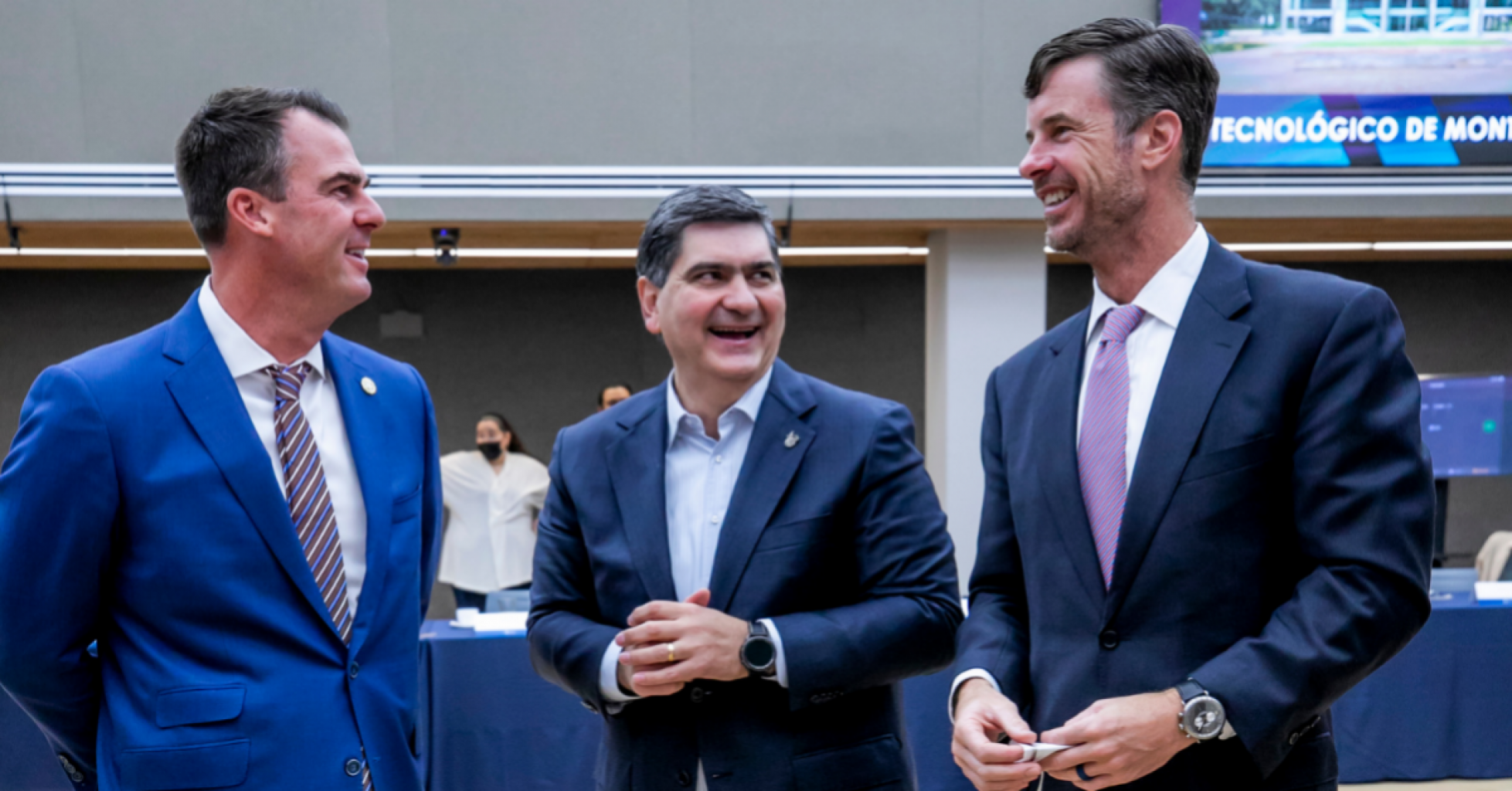 Gobernador Stitt regresa exitoso de viaje a México