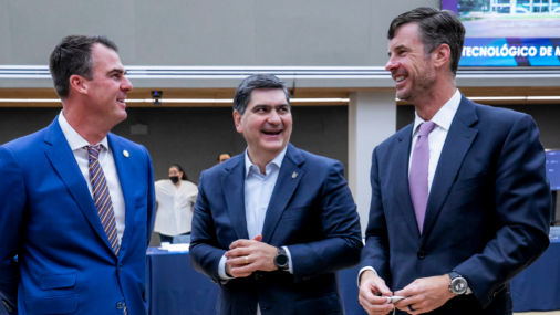 Gobernador Stitt regresa exitoso de viaje a México