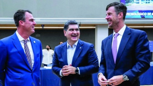 Gobernador Stitt regresa exitoso de  viaje a México