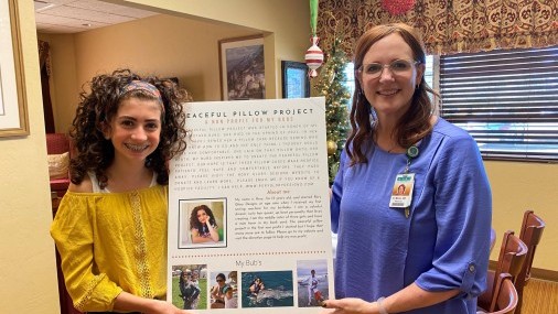 Joven adolescente dona almohadas de Paz a INTEGRIS Hospice House