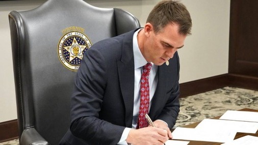 Gobernador Kevin Stitt firma seis proyectos de ley de redistribución de distritos