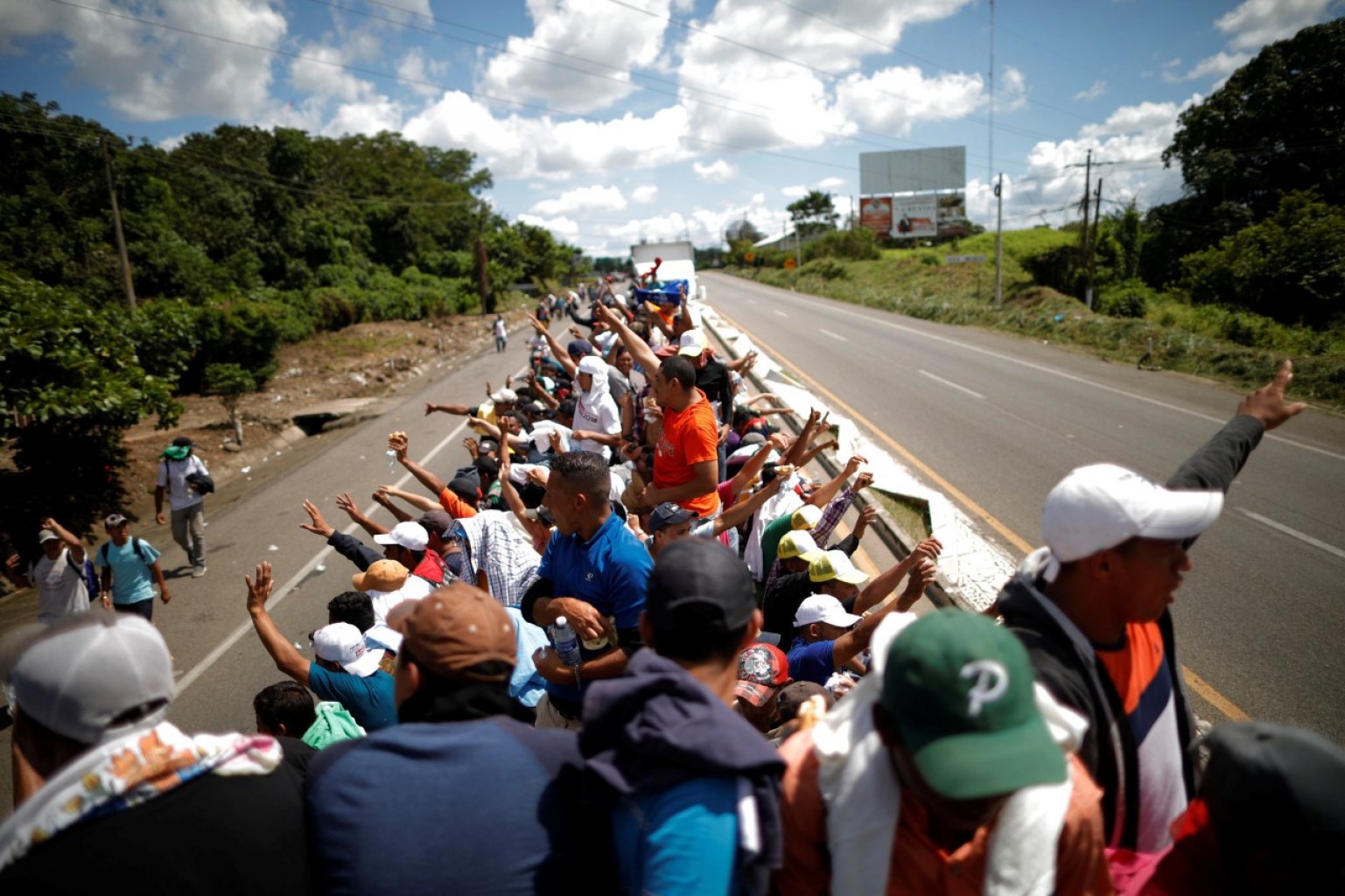 Caravana de migrantes de  Honduras se detiene en Guatemala