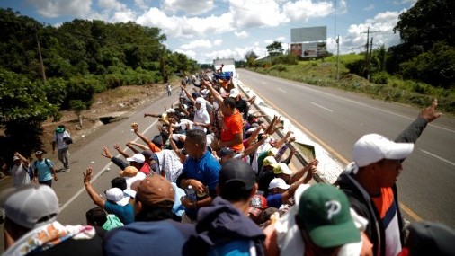 Caravana de migrantes de  Honduras se detiene en Guatemala