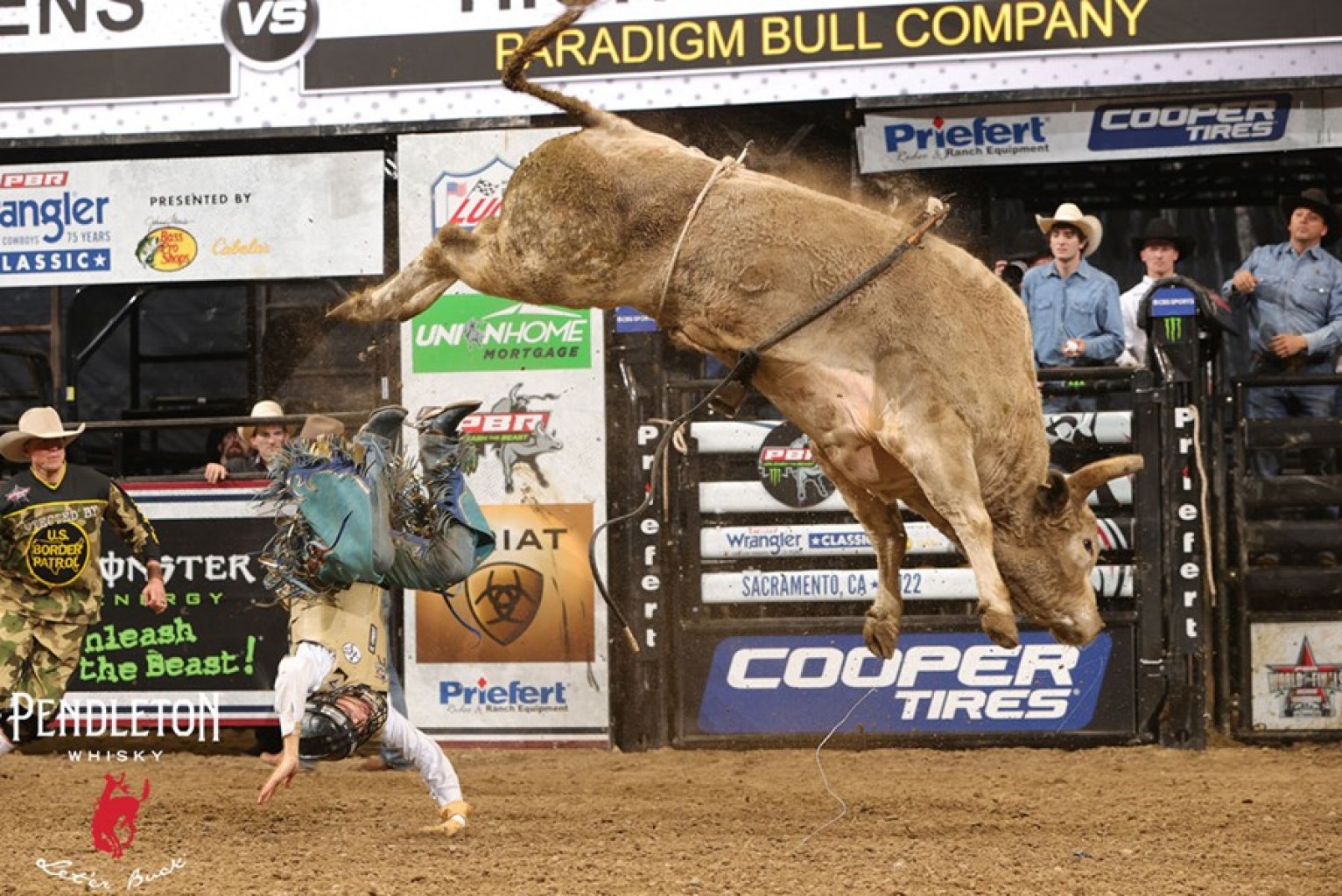 Los mejores jinetes profesionales de toros del mundo regresan a Oklahoma