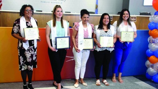 Cinco Paraprofesionales honrados en  graduación de Programas de Canalización de Maestros 