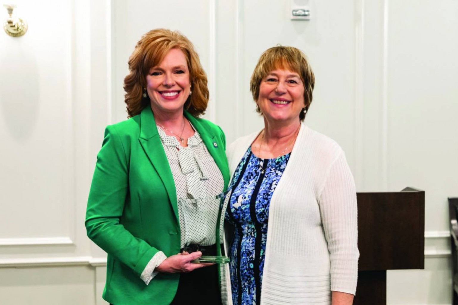 La representante Rhonda Baker recibe el premio Bill Lowry Library Champion Award