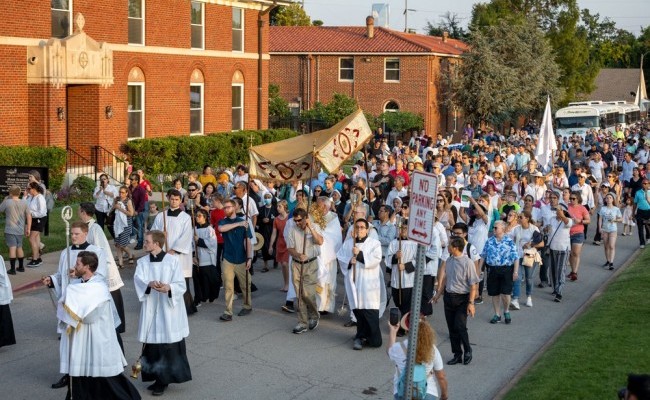 Cientos de fieles en procesión eucarística