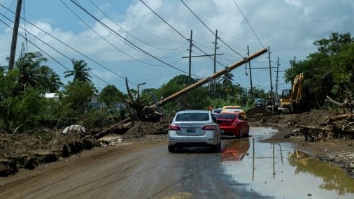 El huracán Fiona arroja más lluvia sobre Puerto Rico; las tropas rescatan a cientos