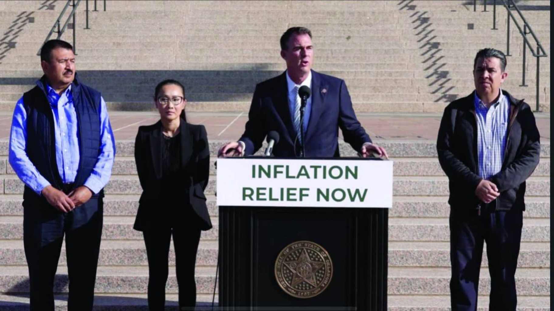 El gobernador Kevin Stitt critica al presidente Biden y pide recortes de impuestos en Oklahoma