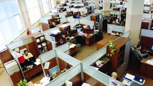 Encuesta nacional de AARP revela un estrecho vínculo entre la discriminación y la salud financiera de las Mujeres trabajadoras