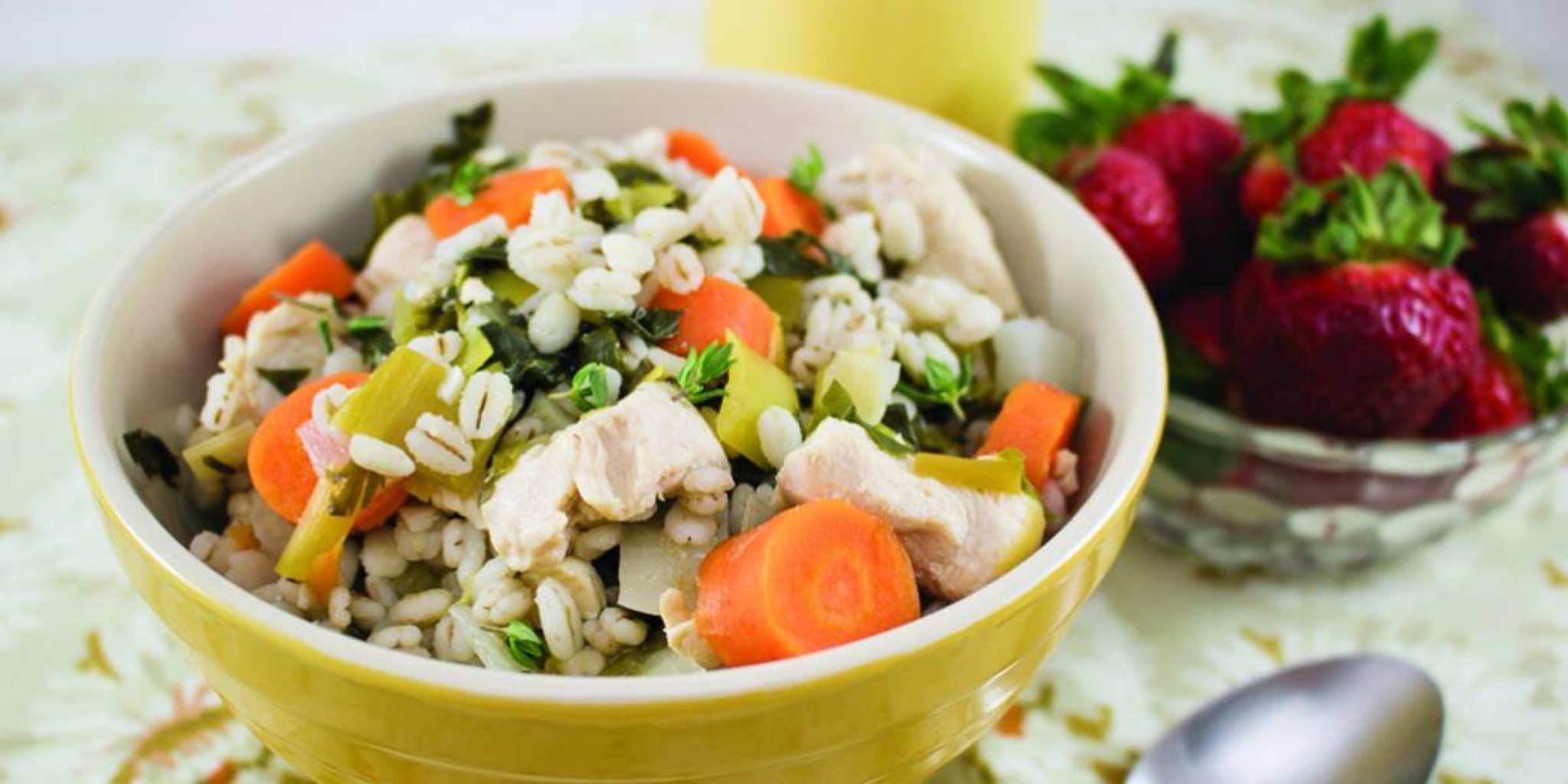 RECETA DE LA SEMANA: SOPA DE POLLO CON PUERRO, NABOS Y CEBADA