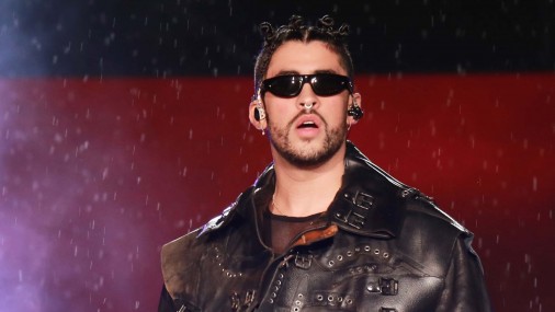 Bad Bunny inicia el año con polémica tras lanzar el celular de una fan al mar 