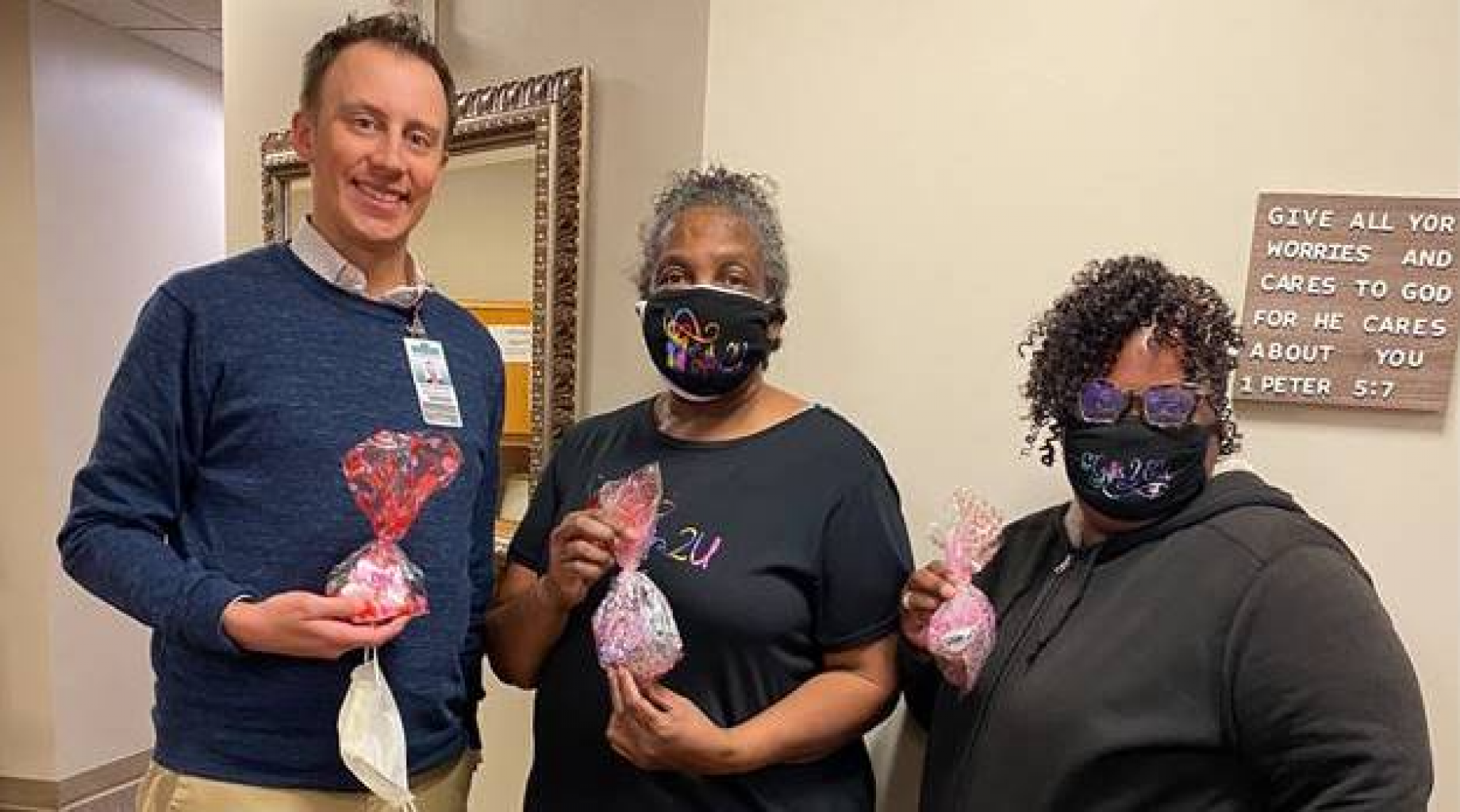 Madre e hija entregan regalos de  “San Valentín” a pacientes hospitalizados