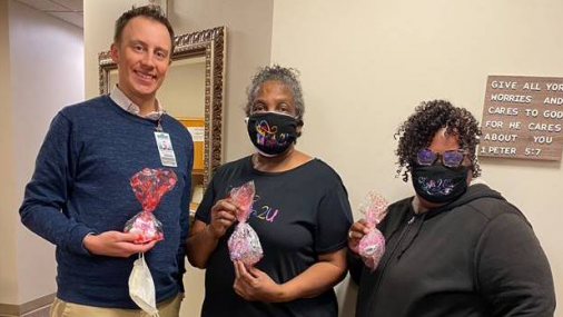 Madre e hija entregan regalos de  “San Valentín” a pacientes hospitalizados