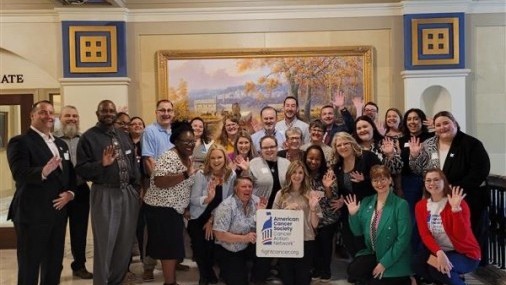 Pacientes y sobrevivientes de cáncer se congregan en el Capitolio de Oklahoma