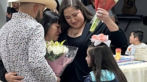 Familias zacatecanas en Tulsa se reúnen con sus padres