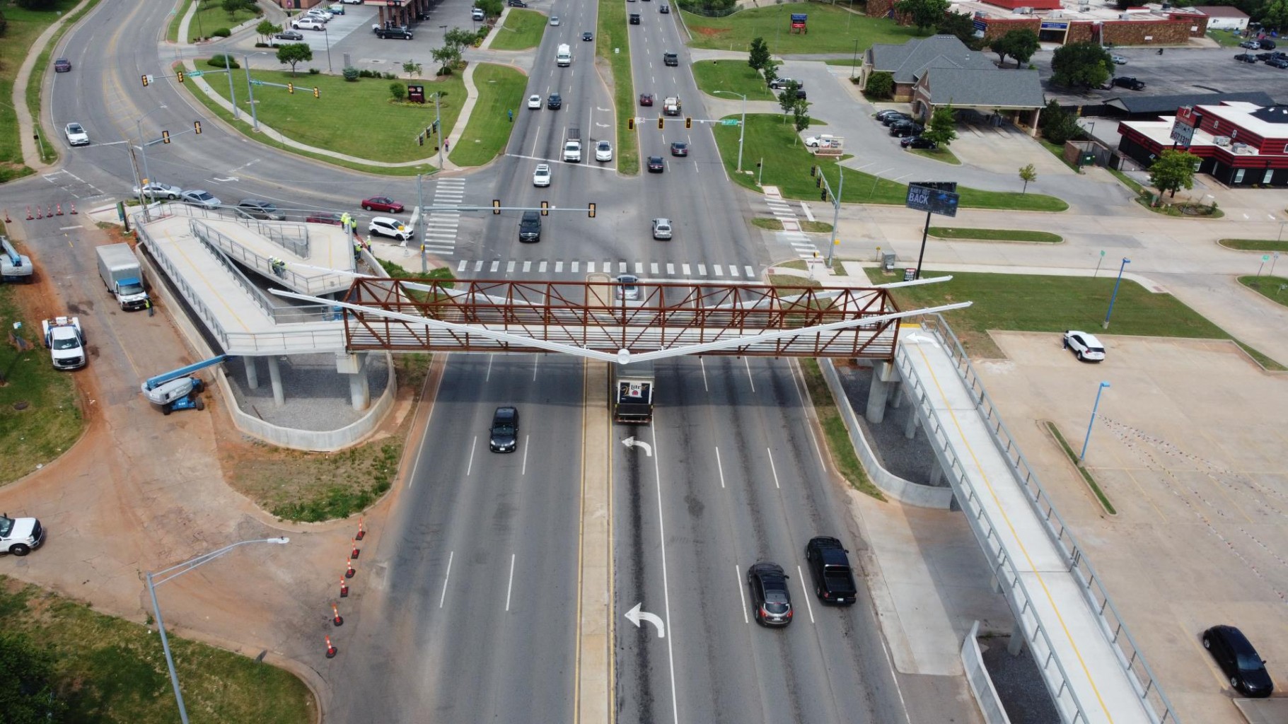 Icónico puente peatonal se abre sobre NW Expressway
